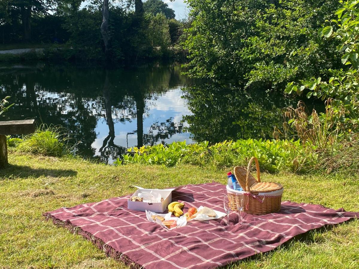 Kingfisher Cabin - Wild Escapes Wrenbury Off Grid Glamping - Ages 12 And Over Baddiley 외부 사진